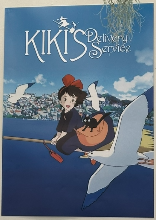 지브리-애니메이션-마녀-배달부-키키-포스터-키키가-하늘을-날고-있는-모습