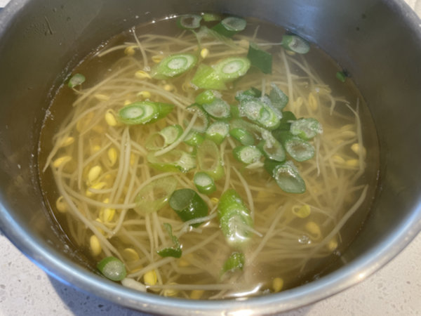콩나물국 맛있게 만드는 법 - 냄비를 열기 없는 곳으로 옮겨 콩나물 과숙 되는 거 방지