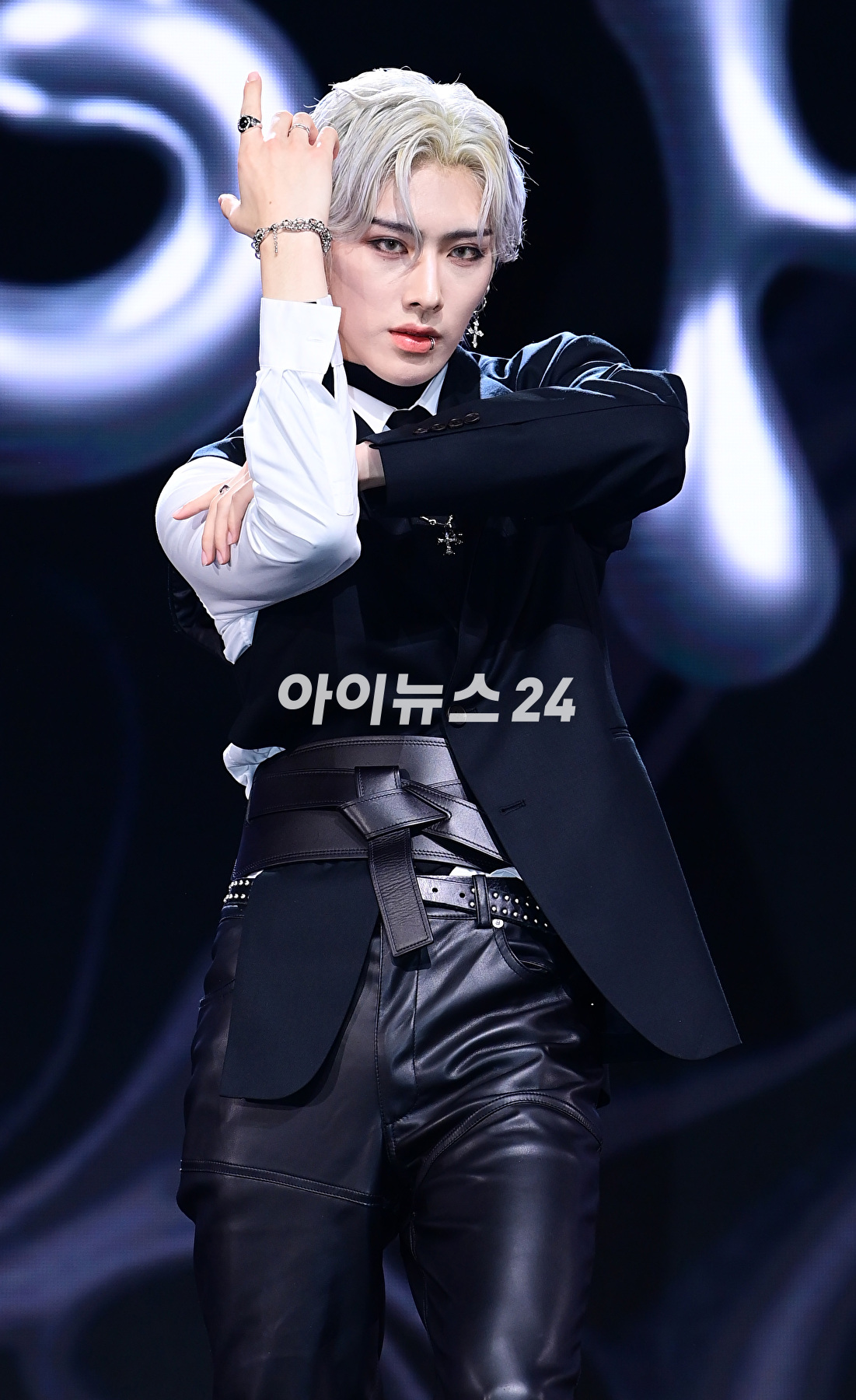 그룹 제로베이스원 리키가 6일 오후 서울 광진구 예스24라이브홀에서 열린 제로베이스원(ZEROBASEONE) 두 번째 미니앨범 '멜팅 포인트'(Melting Point) 발매 기념 쇼케이스에서 포토타임을 갖고 있다. [사진=정소희 기자]