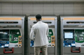 ATM-이용-고객-이미지