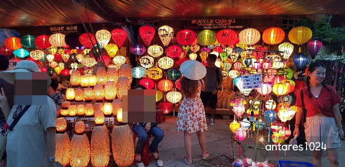 색색의-등불을-파는-상점