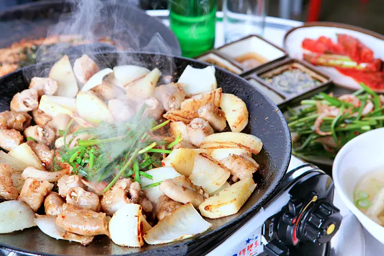 줄서는식당 공덕동 공덕역 맛집 대파김치와 함께 먹는 고소한 곱 가득 곱창과 부드러운 막창 모듬곱창 한우 소곱창 맛있는 곳 소개