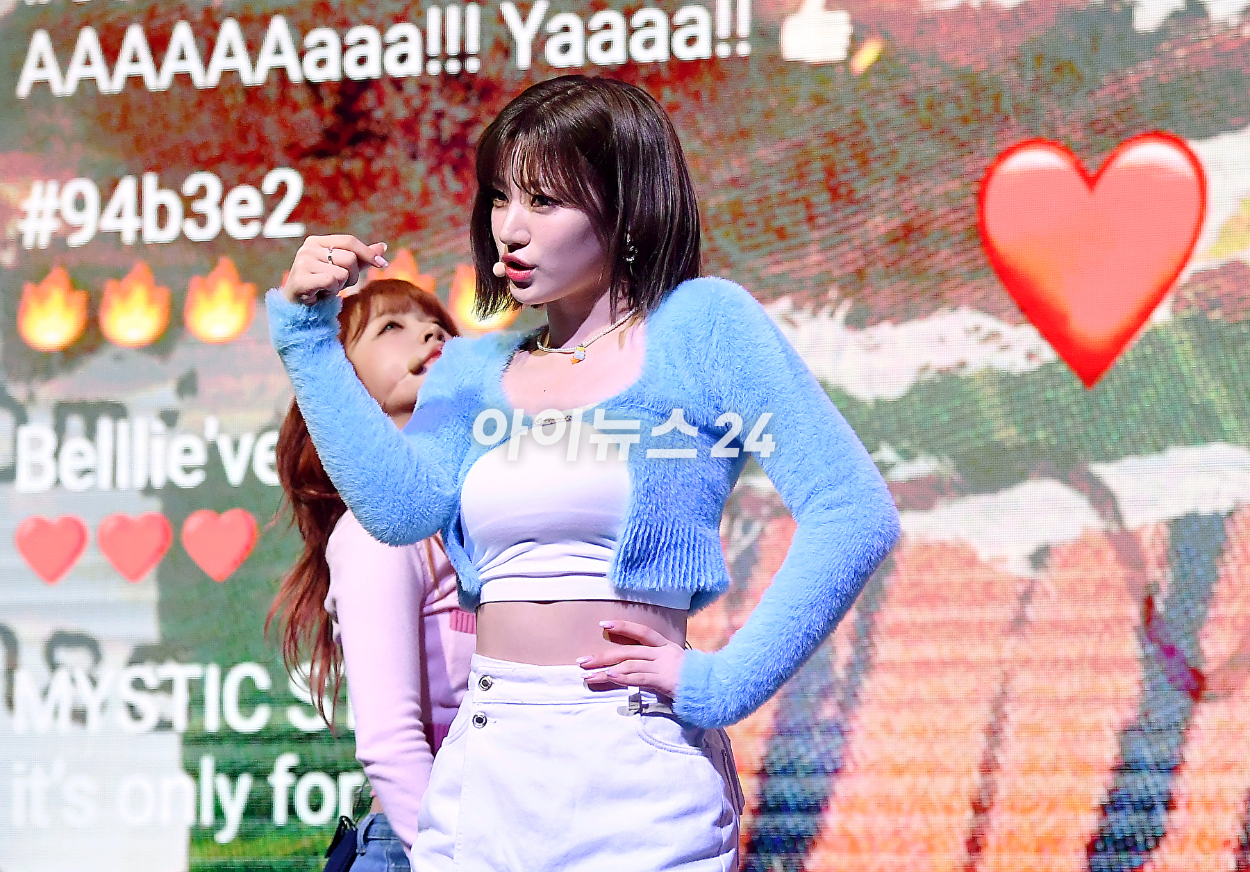 걸그룹 빌리(Billlie) 시윤이 23일 오후 서울 서교동 신한카드pLay스퀘어 라이브홀에서 '사이드-비:메모얼스 오브 에코 언씬(side-B : memoirs of echo unseen)' 발매 기념 쇼케이스에서 무대를 선보이고 있다. [사진=곽영래 기자]
걸그룹 빌리(Billlie) 시윤이 23일 오후 서울 서교동 신한카드pLay스퀘어 라이브홀에서 '사이드-비:메모얼스 오브 에코 언씬(side-B : memoirs of echo unseen)' 발매 기념 쇼케이스에서 무대를 선보이고 있다. [사진=곽영래 기자]
