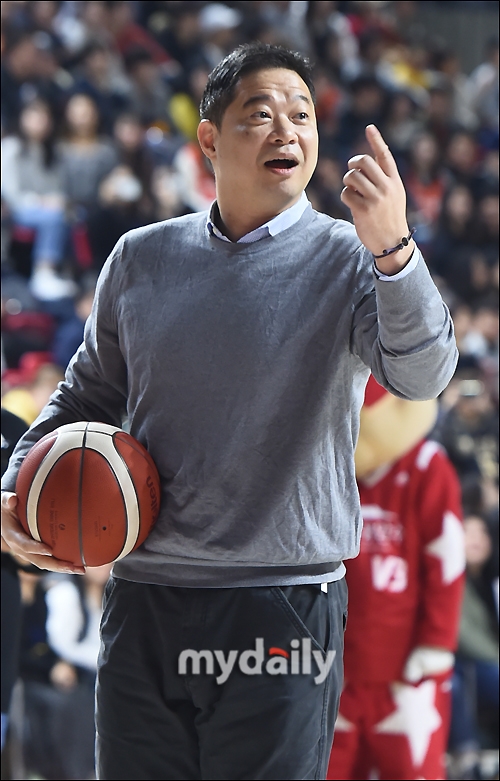 현주엽-농구공들고-농구장에서-검지손가락펴고-처다보는사진