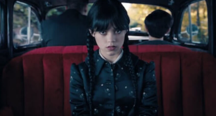 윈즈데이가 차 안에 앉아있는 모습