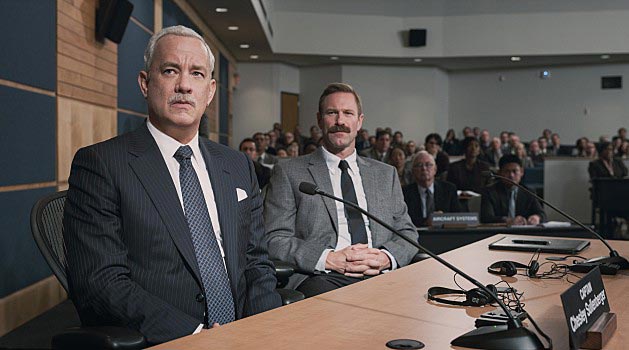 주인공 설리(톰 행크스) 기장과 제프 스카일스(아론 에크하트) 부기장이 청문회에서 이야기하고 있다.