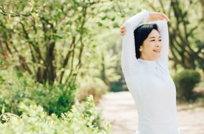 기지개 펴는 여성