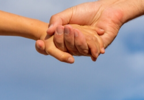 아이와-부모가-손을-맞잡고-있는-사진