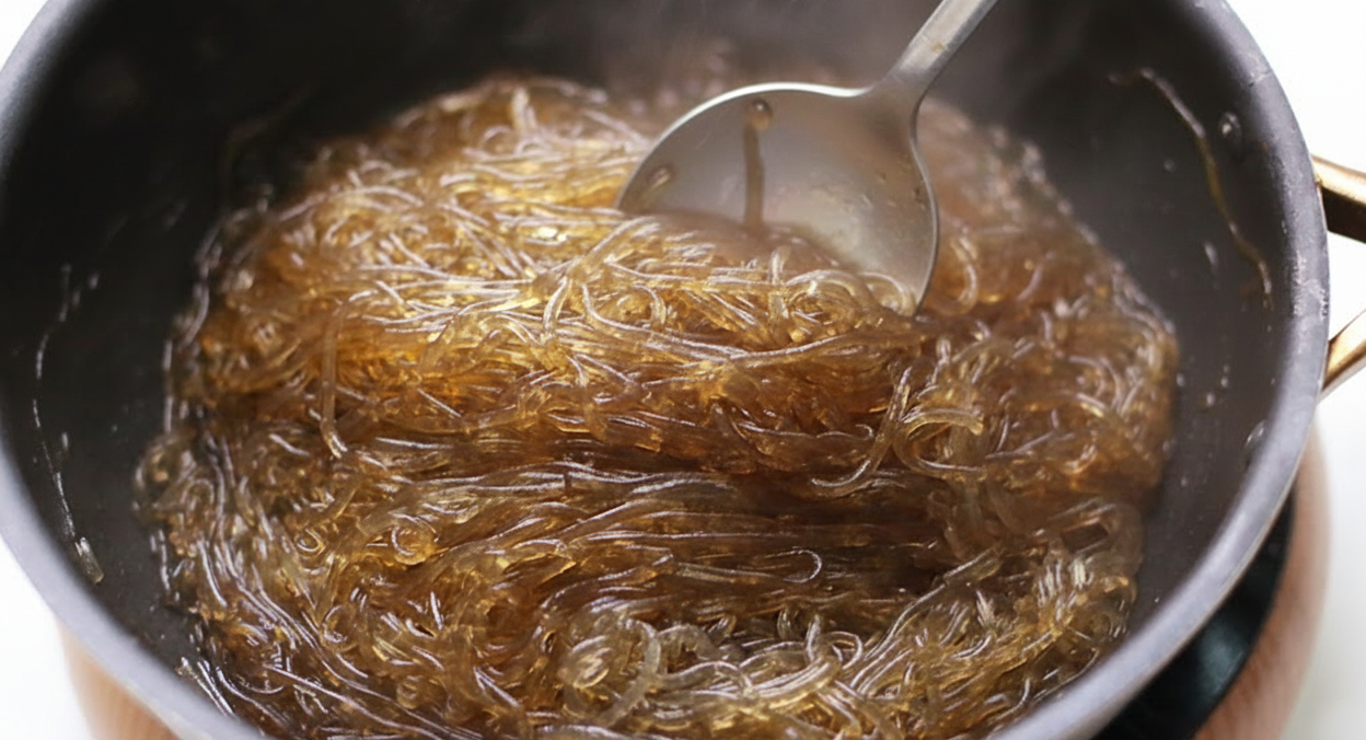 팬에서 양념에 당면을 조리는 중.