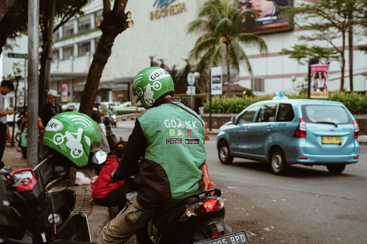 플랫폼을 통해 배달을 대기하는 사람의 사진