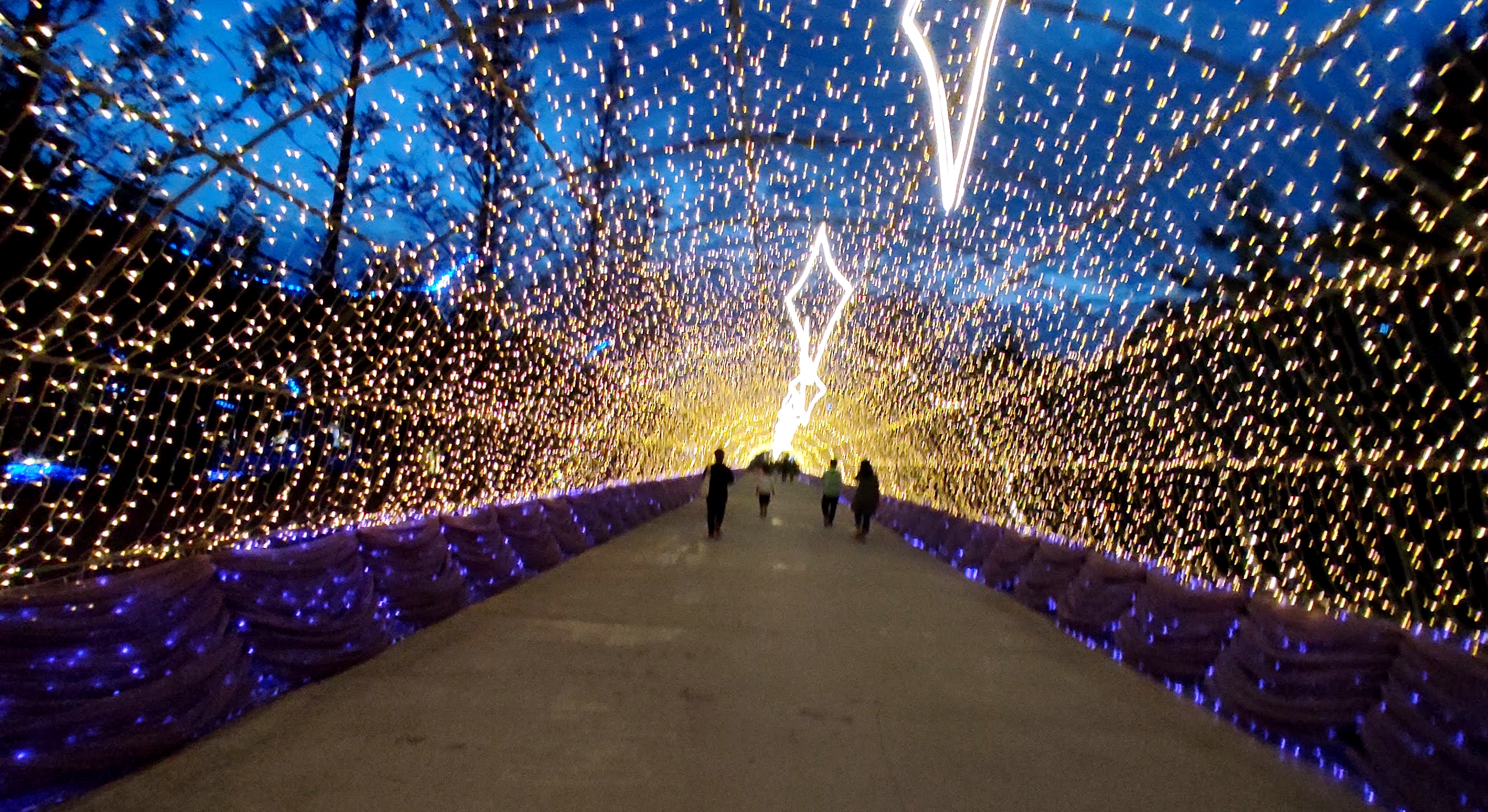 길다란 터널갤럭시 조명들