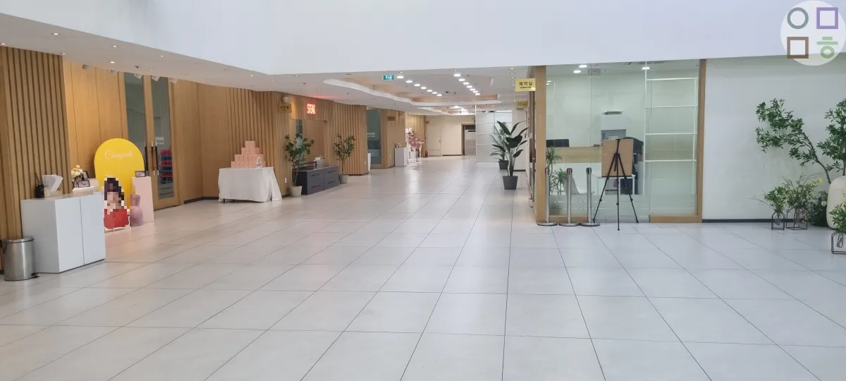 플로렌스-홀-행사장-긴-복도