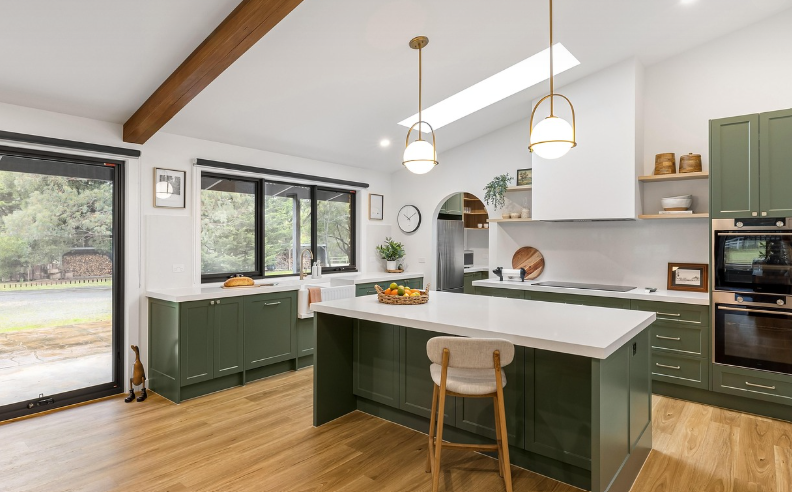 beuatiful kitchen with island table and countertops in dark green and white color combi