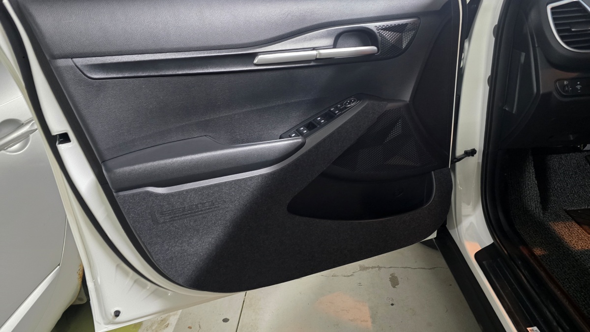 더 뉴 셀토스 도어커버 운전석 부착모습