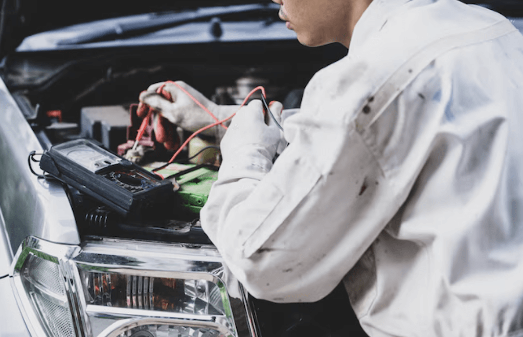 정비사가 차량 배터리 점검 중 – 정기 점검을 통한 차량 유지비 절감