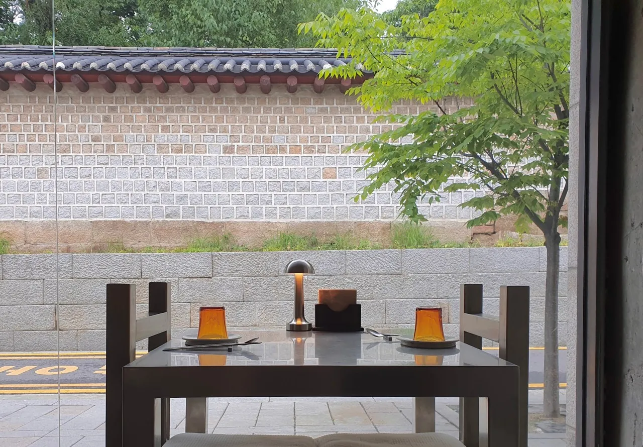 서순라길-다람쥐-음식점-투명창-앞에-2인테이블과-분위기-좋은-조명