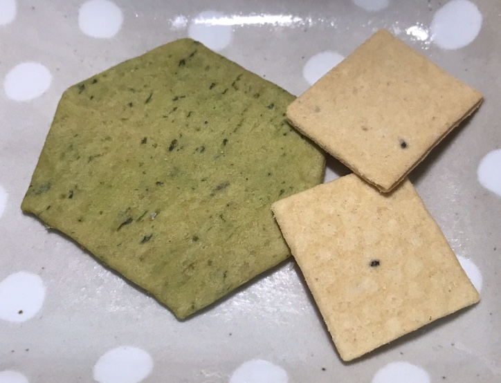 왼쪽의 연두색이 차이브 크래커, 오른쪽의 연노란색이 체다치즈 크래커
