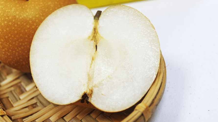 변비에 좋은 과일 배가 반으로 잘려 있다