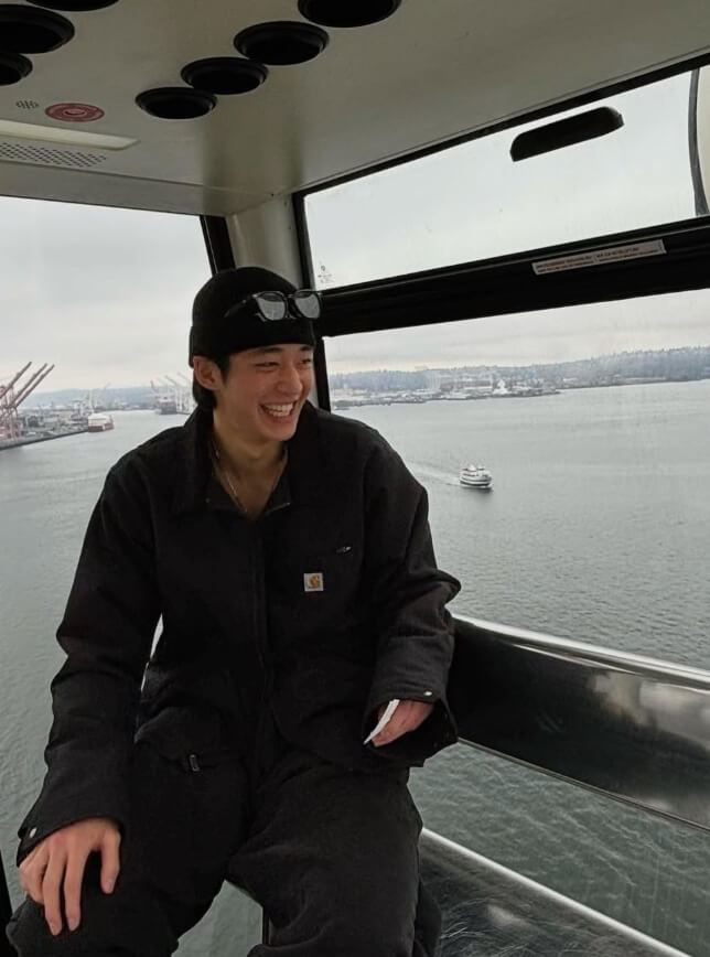 비니모자를쓴남성-웃고있는모습