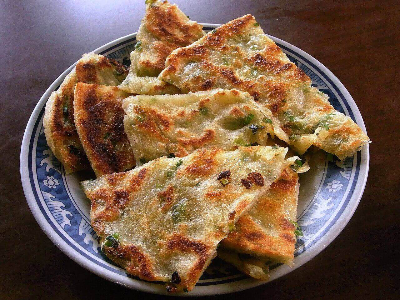 중국식 부추전 충요빙이 예쁜 접시에 담겨있다.