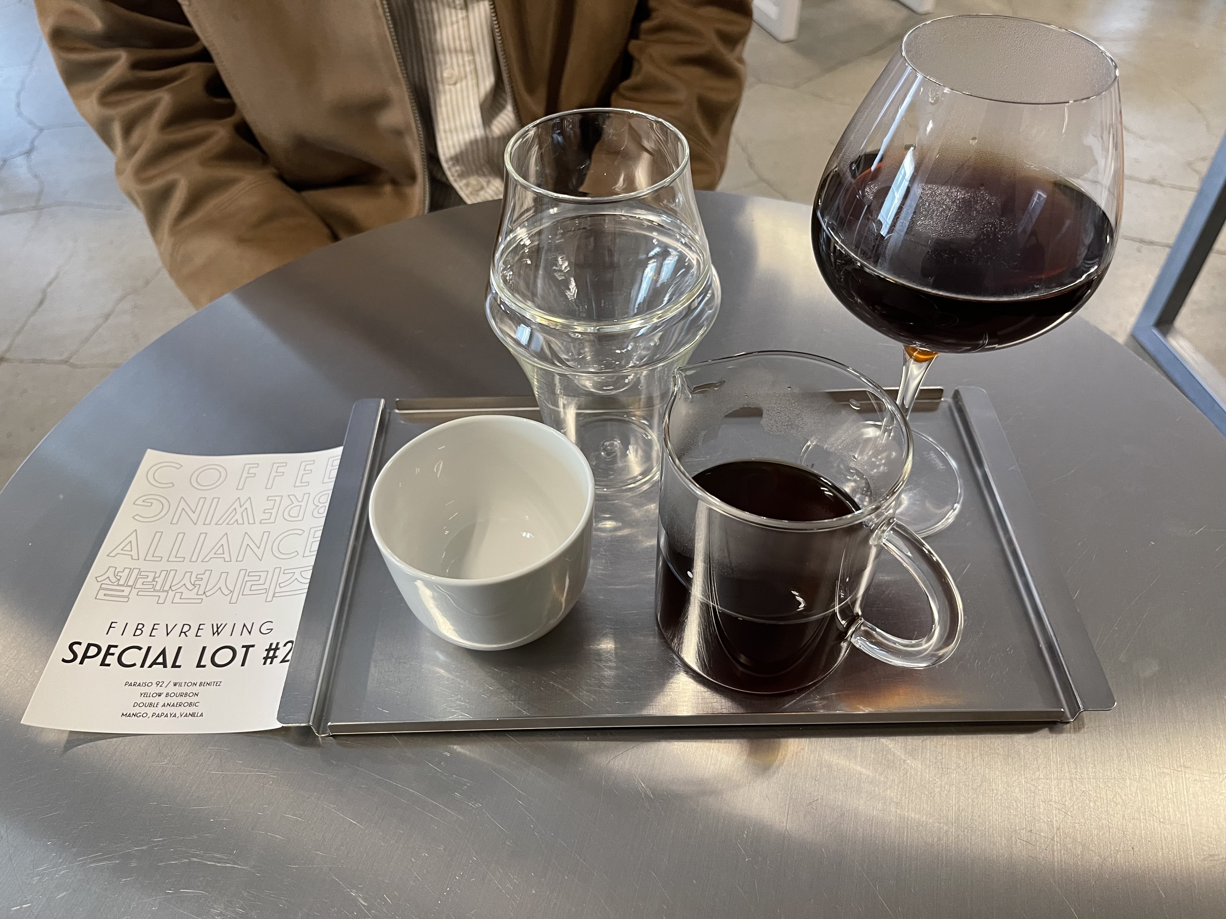 시그니처 브루잉 플라밍고(와인 잔에 담김)와 Trendy Processing Coffee (Ver.2) (서버에 담김)