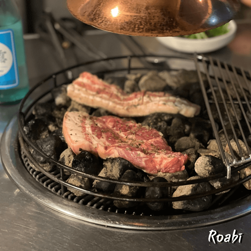 자갈돌판 위 고기구이, 비주얼은 특이했지만 굽기 어려웠습니다