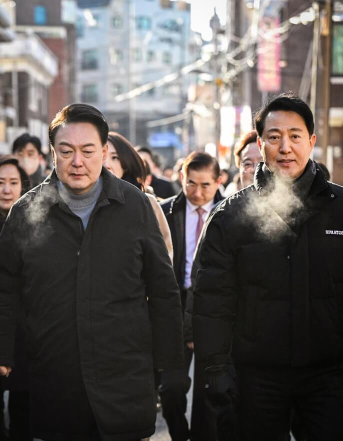 검정색점퍼를입은두남성-여러명의사람들의모습