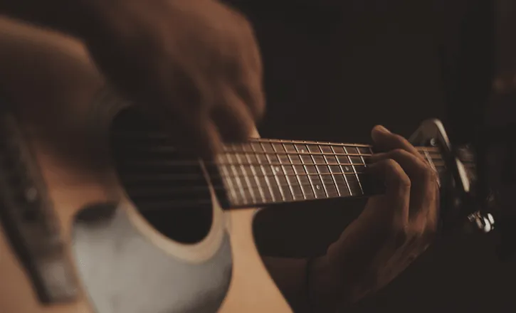 기타 연주를 하는 사람과 기타