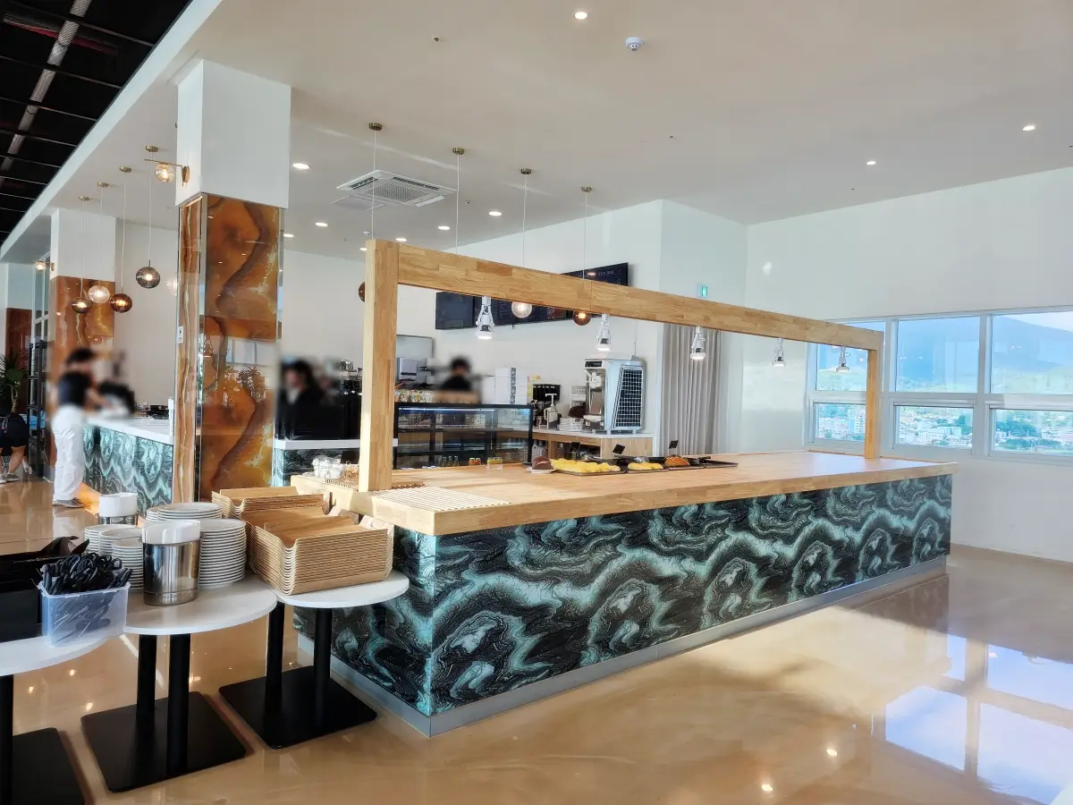 거제도-엄마의바다-카페-2층-풍경-카운터