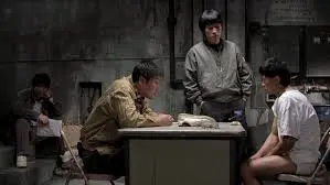 살인의 추억 2003 두 형사가 용의자를 심문조사하는 장면