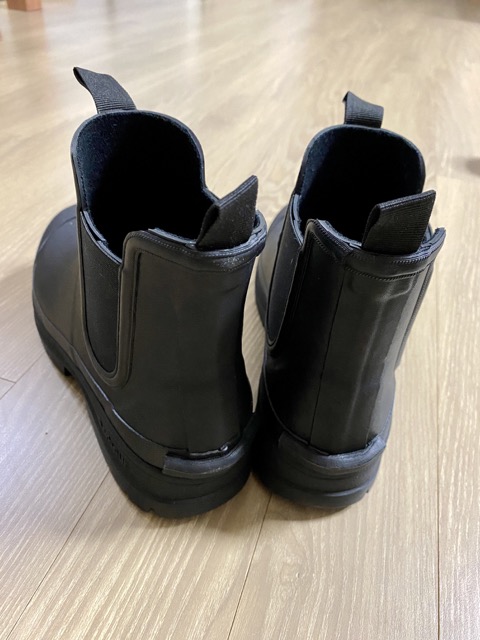 단단하고_견고하게_디자인된_바버_레인부츠의_뒷면