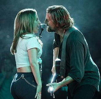 영화 남녀 주인공이 무대 위에서 듀엣 으로 노래 부르는 모습