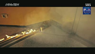 심지에 불이 붙어 오지만 봉안나의 지혜로 공기가 차단되어 불이 꺼지는 장면