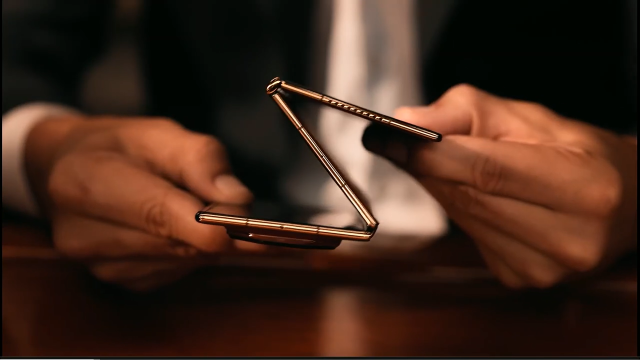 '메이트 XT'를 접는 모습. 이 제품은 Z형태로 접히는 3중 폴더블폰이다.