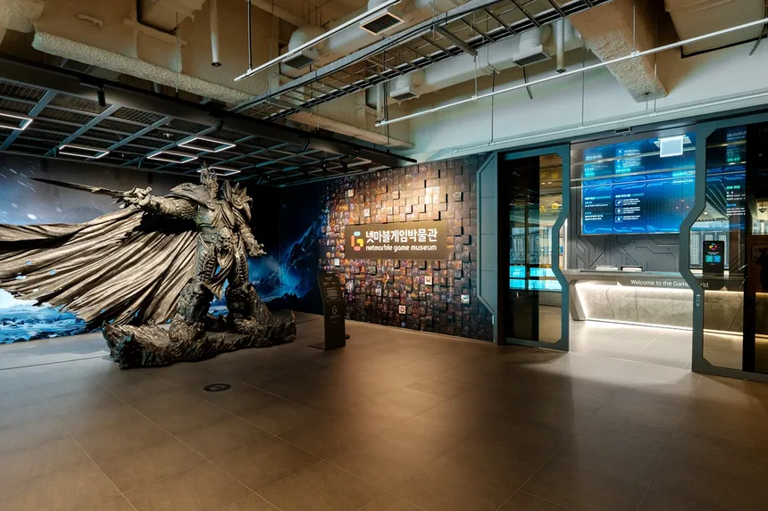 넷마블게임박물관 전시 공간에서 고전 게임을 체험하는 관람객의 모습