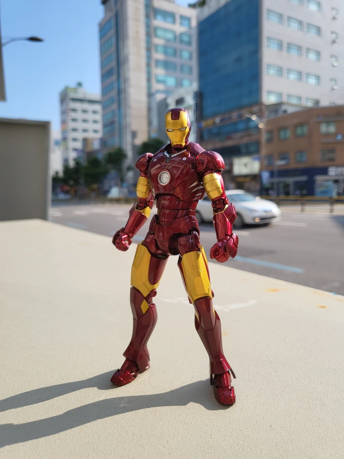 아이언맨-피규어를-대낮에-스마트폰-Z플립3로-촬영한-사진