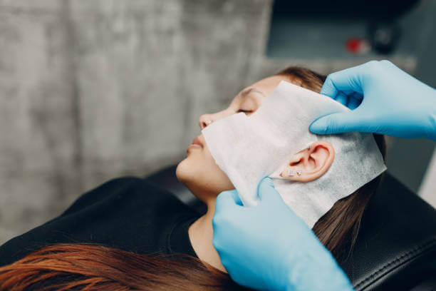 귓볼 몽우리 원인들&amp;#44; 뒤 피지낭종을 아시나요? 귓볼 몽우리는 귀걸이를 오래 착용한 경우 흔히 발생하기 때문에 질환이 있음에도 불구하고 방치하는 분들이 많습니다. 하지만 귓볼에 생긴 혹이 지방종이나 피지낭종과 같은 양성종양일 경우 크기가 커질 수 있다는 점을 고려하여 빠른 시일 내에 제거하는 것이 중요합니다.