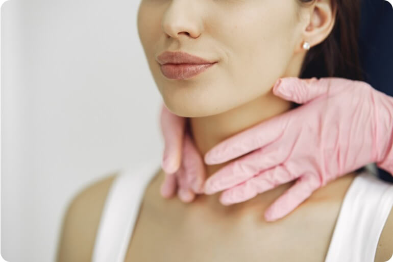 갑상선 이상 여부를 진료하는 의사와 환자