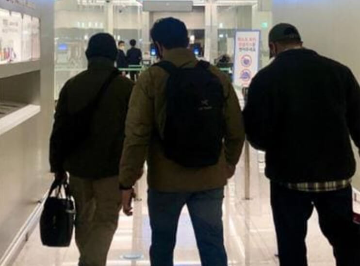 이근 대위 출국