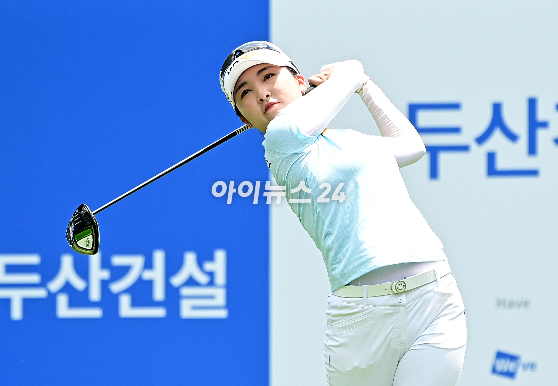 이예원은 13일 제주도 서귀포시에 있는 테디밸리 골프앤리조트(파72)에서 열린 KLPGA 투어 신설 대회 두산건설 위브 챔피언십(총상금 12억원) 최종합계 10언더파 206타로 김민선7과의 연장 첫 번째 홀에서 버디를 잡아내 우승을 확정했다.&nbsp;이예원이 우승 트로피를 들고 포즈를 취하고 있다. [사진=곽영래 기자]