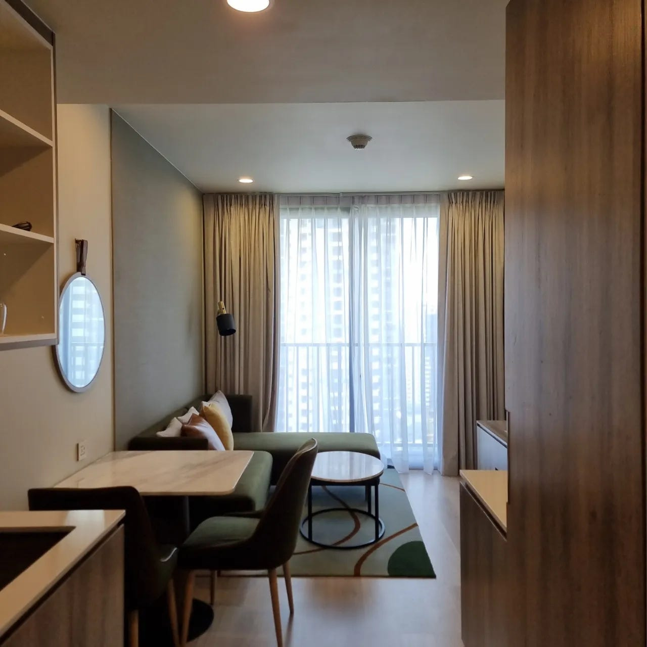 스테이브릿지 스위트 방콕 스쿰빗 킹 베드룸 리빙룸