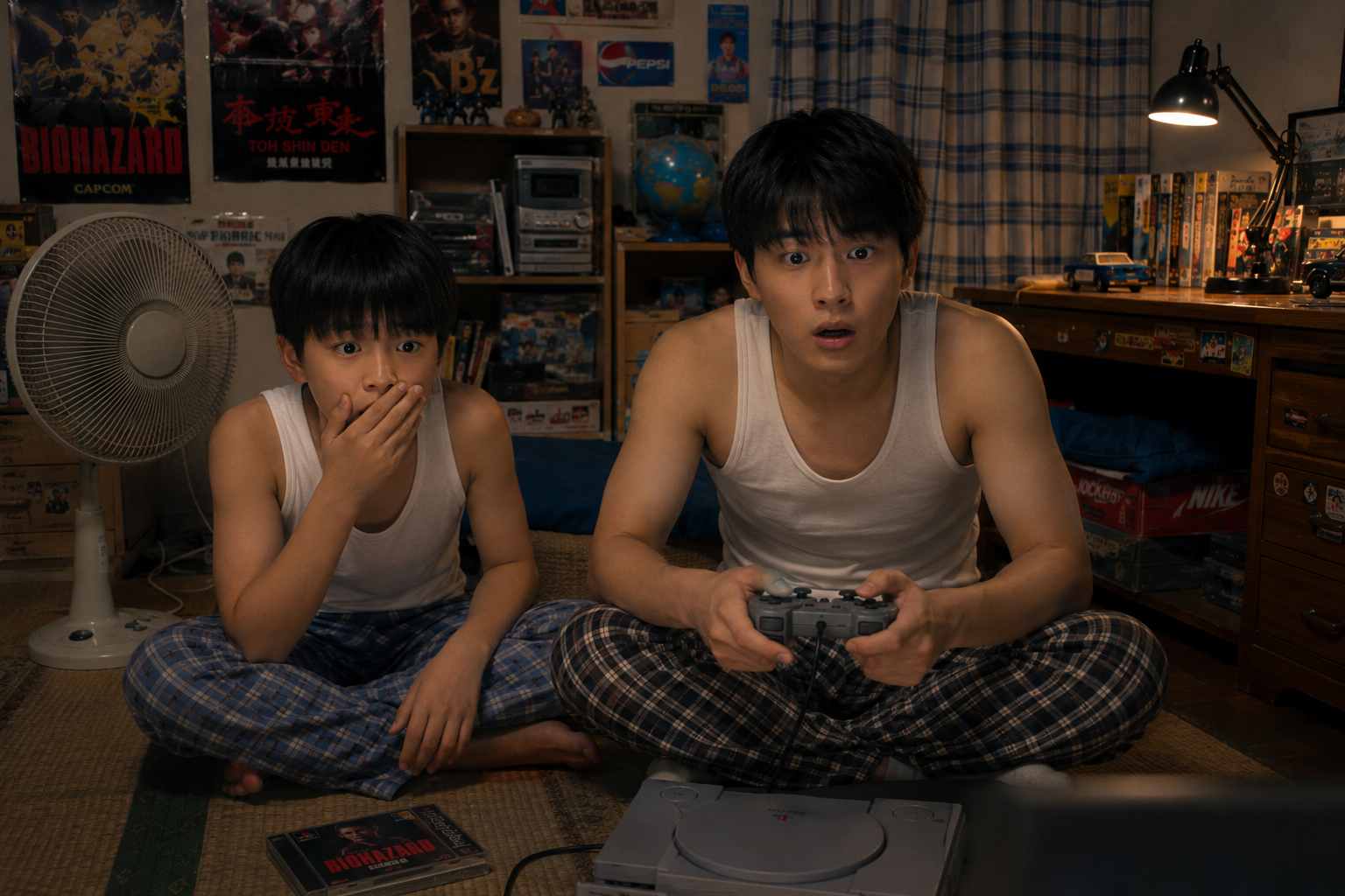 바이오하자드 1의 공포 장면을 보며 놀란 형제가 플레이스테이션 게임을 하는 모습