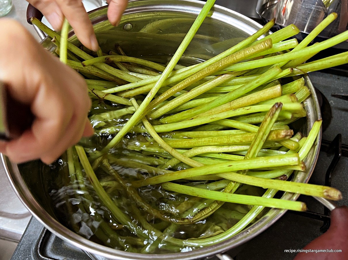 끓는 소금물에 머위 장아찌에 들어갈 머위대를 데치는 사진