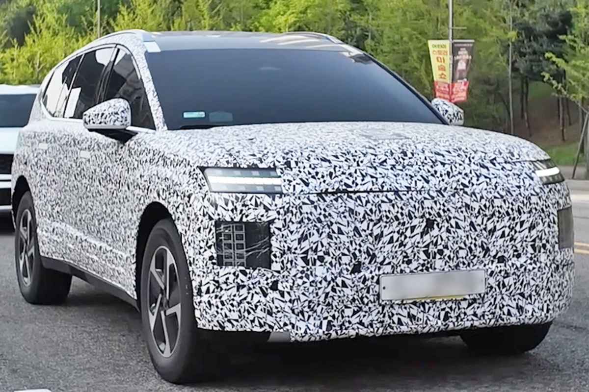 현대자동차가 곧 선보일 대형 전기 SUV '아이오닉 7(IONIQ 7)' 테스트카가 새롭게 포착됐다.