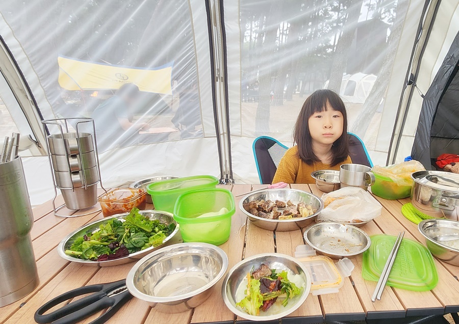 멍때리며 고기 먹는 쿠앙이