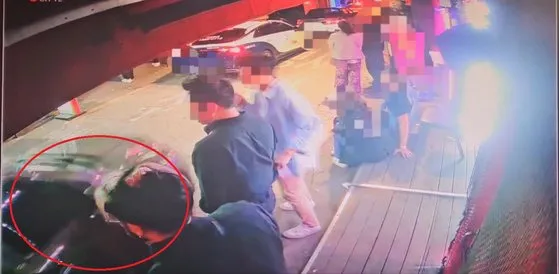 문다혜 행인과 부딪힐 뻔한 위험한 상황 CCTV