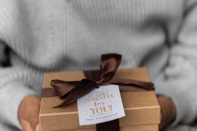 선물 상자을 들고 있는 여성