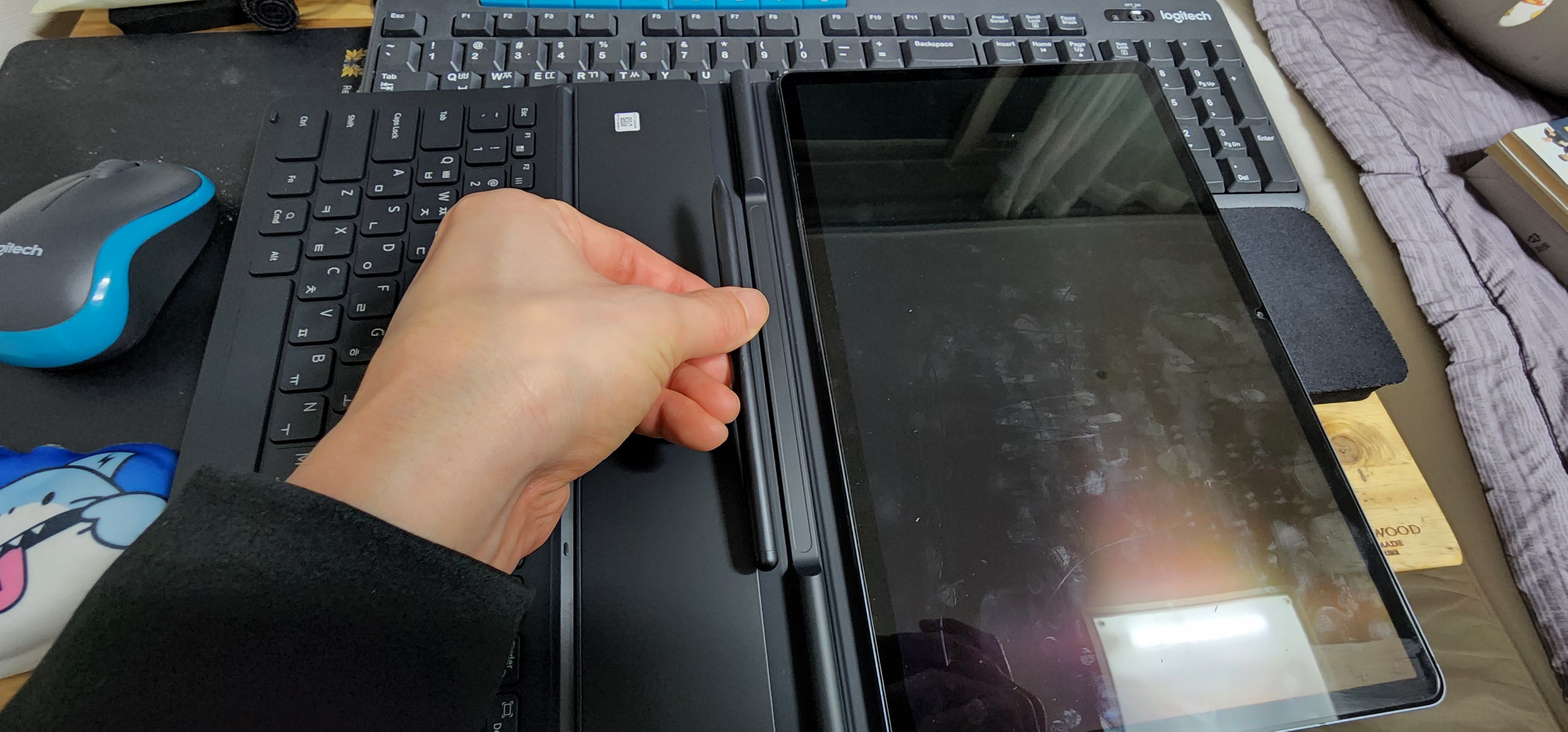 갤럭시탭S7+_북커버키보드_장착_17