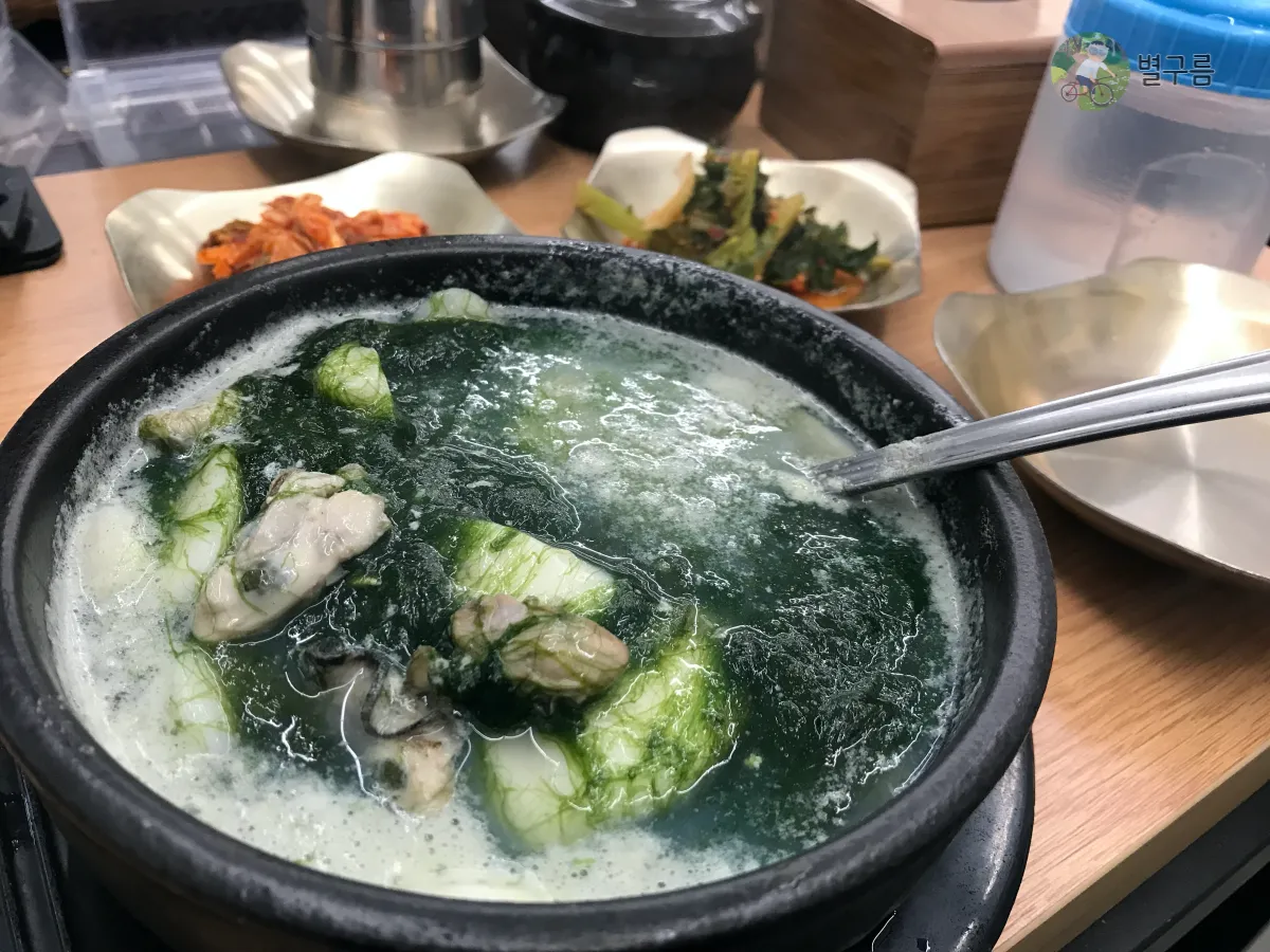 신가네-칼국수-매생이-굴떡국-테이블에-놓여있다