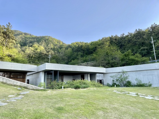 지평집-카페를-올려다-본-모습